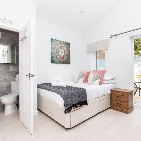 New, Stylish Studio Flat With Private Patio And Free On-Street Parking Check Out At 11Am Bournemouth Buitenkant foto