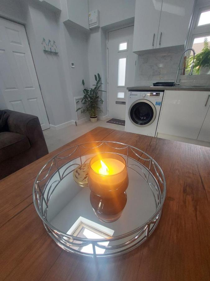 New, Stylish Studio Flat With Private Patio And Free On-Street Parking Check Out At 11Am Bournemouth Buitenkant foto