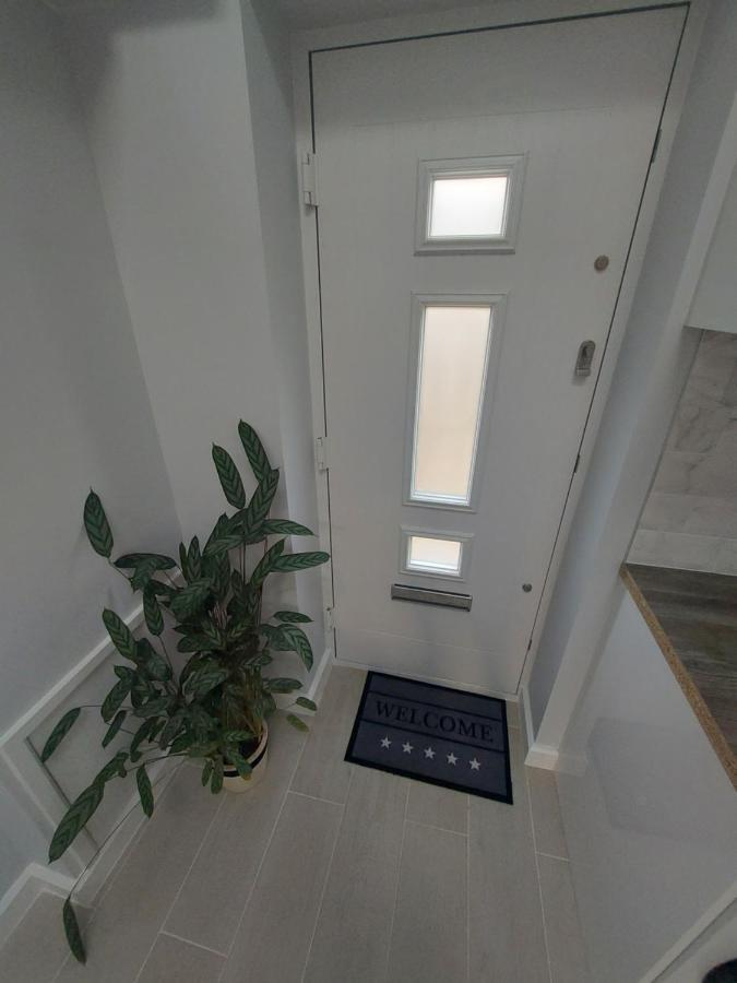 New, Stylish Studio Flat With Private Patio And Free On-Street Parking Check Out At 11Am Bournemouth Buitenkant foto