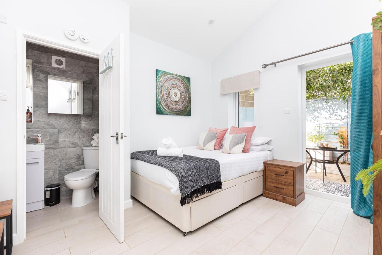 New, Stylish Studio Flat With Private Patio And Free On-Street Parking Check Out At 11Am Bournemouth Buitenkant foto