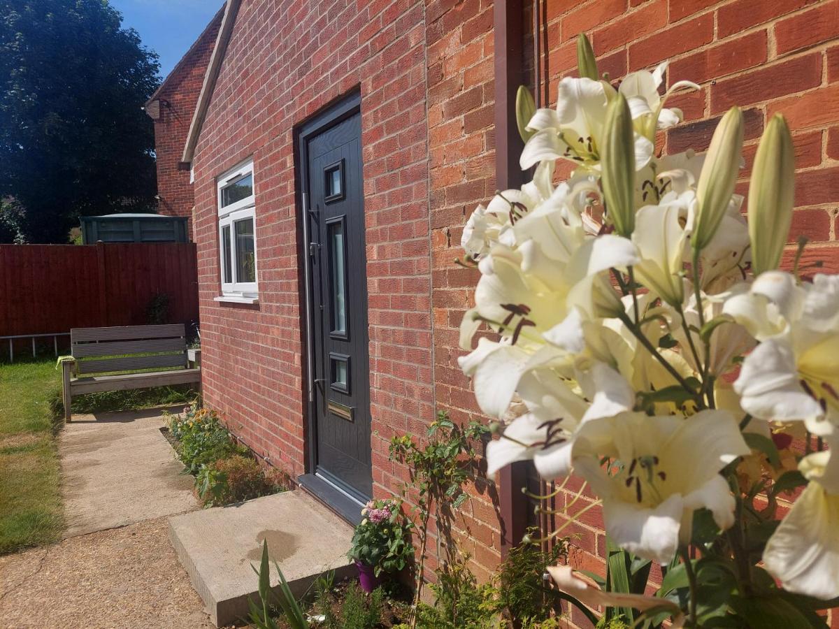 New, Stylish Studio Flat With Private Patio And Free On-Street Parking Check Out At 11Am Bournemouth Buitenkant foto