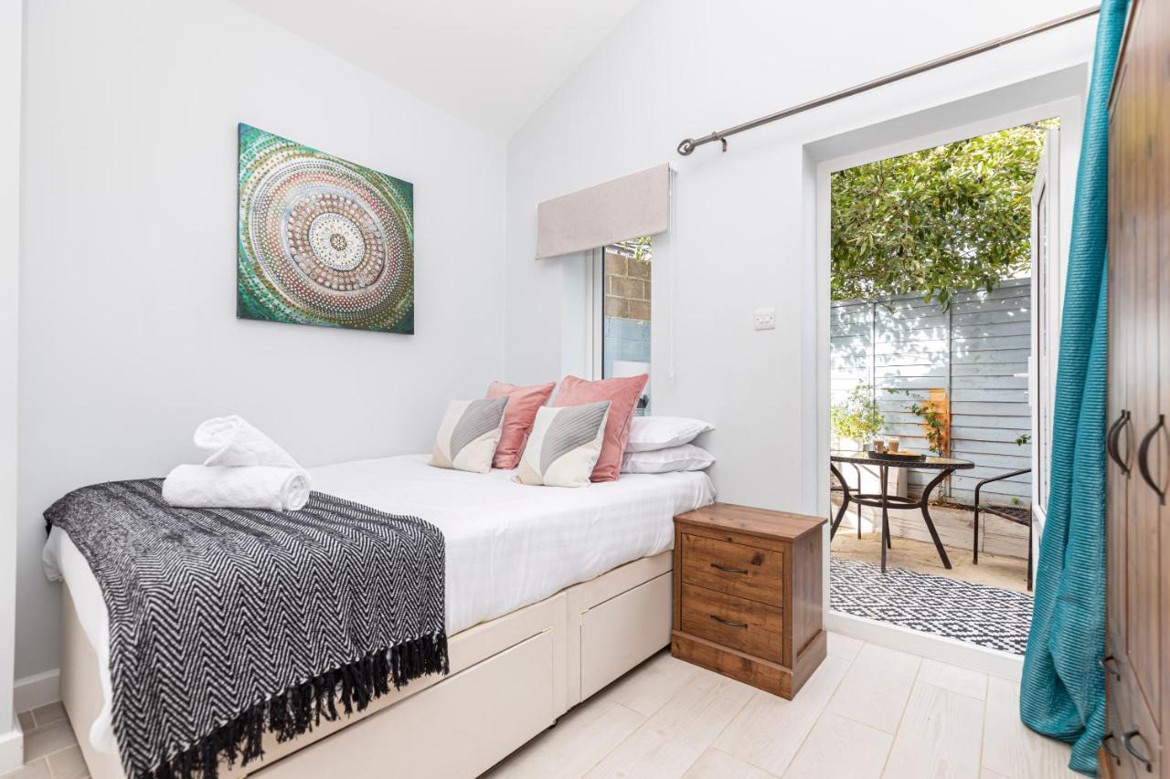 New, Stylish Studio Flat With Private Patio And Free On-Street Parking Check Out At 11Am Bournemouth Buitenkant foto