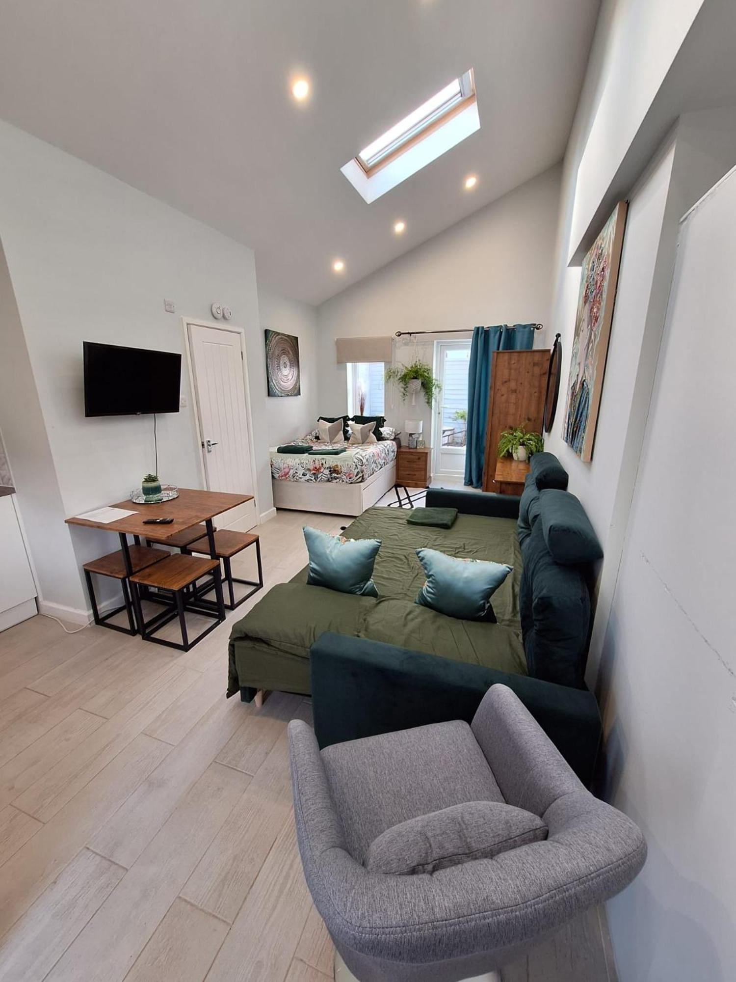 New, Stylish Studio Flat With Private Patio And Free On-Street Parking Check Out At 11Am Bournemouth Buitenkant foto