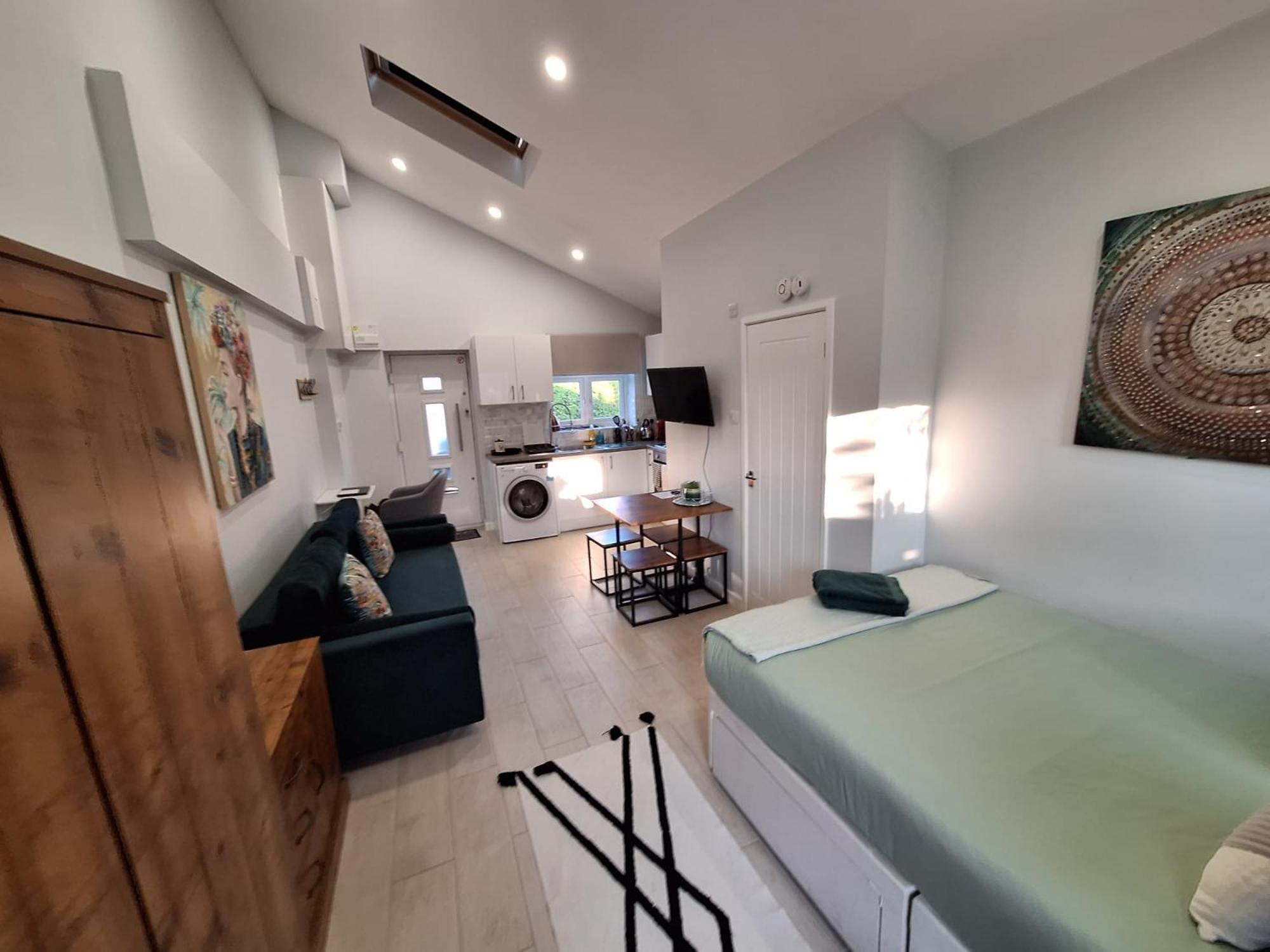 New, Stylish Studio Flat With Private Patio And Free On-Street Parking Check Out At 11Am Bournemouth Buitenkant foto