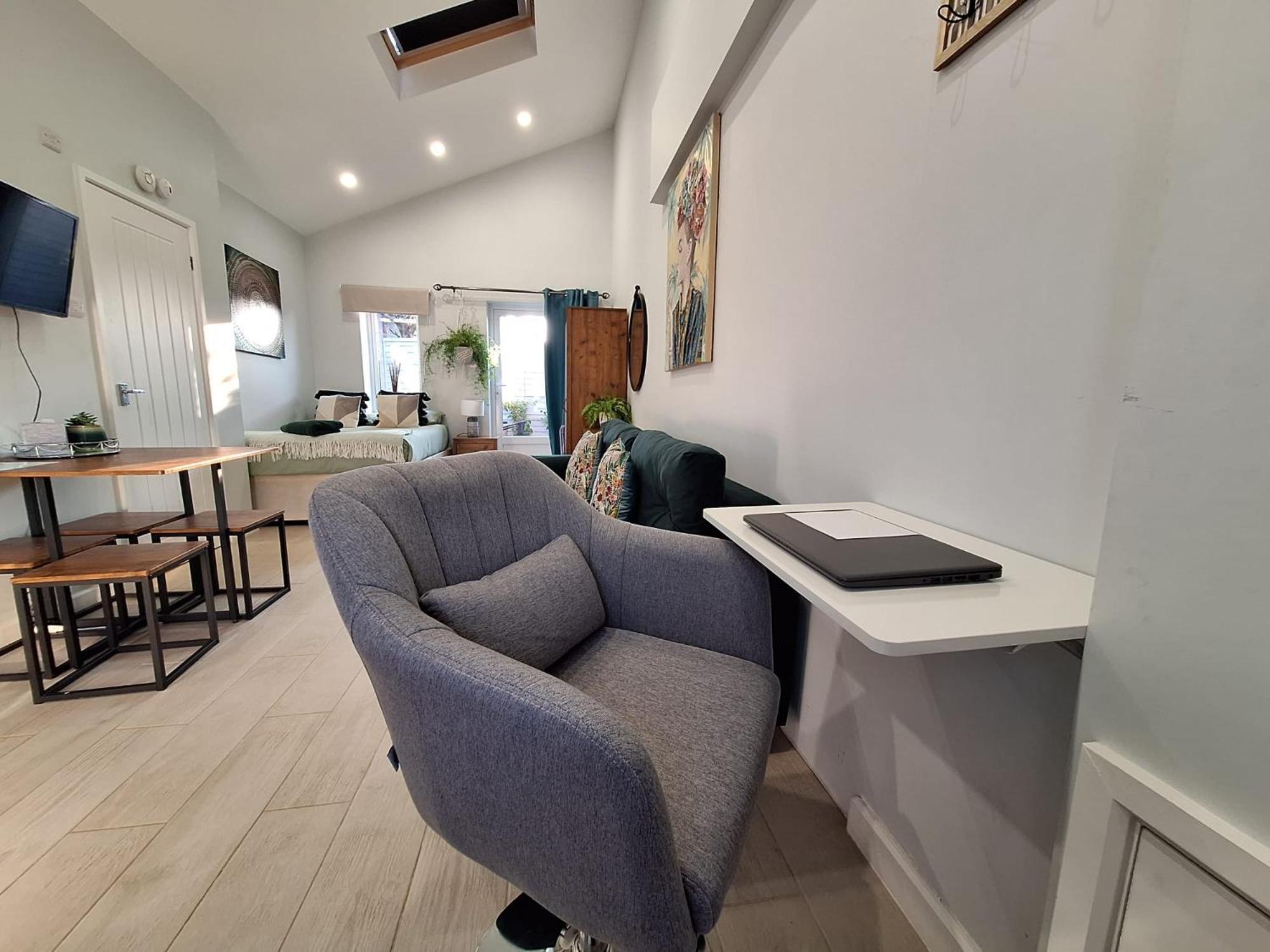 New, Stylish Studio Flat With Private Patio And Free On-Street Parking Check Out At 11Am Bournemouth Buitenkant foto