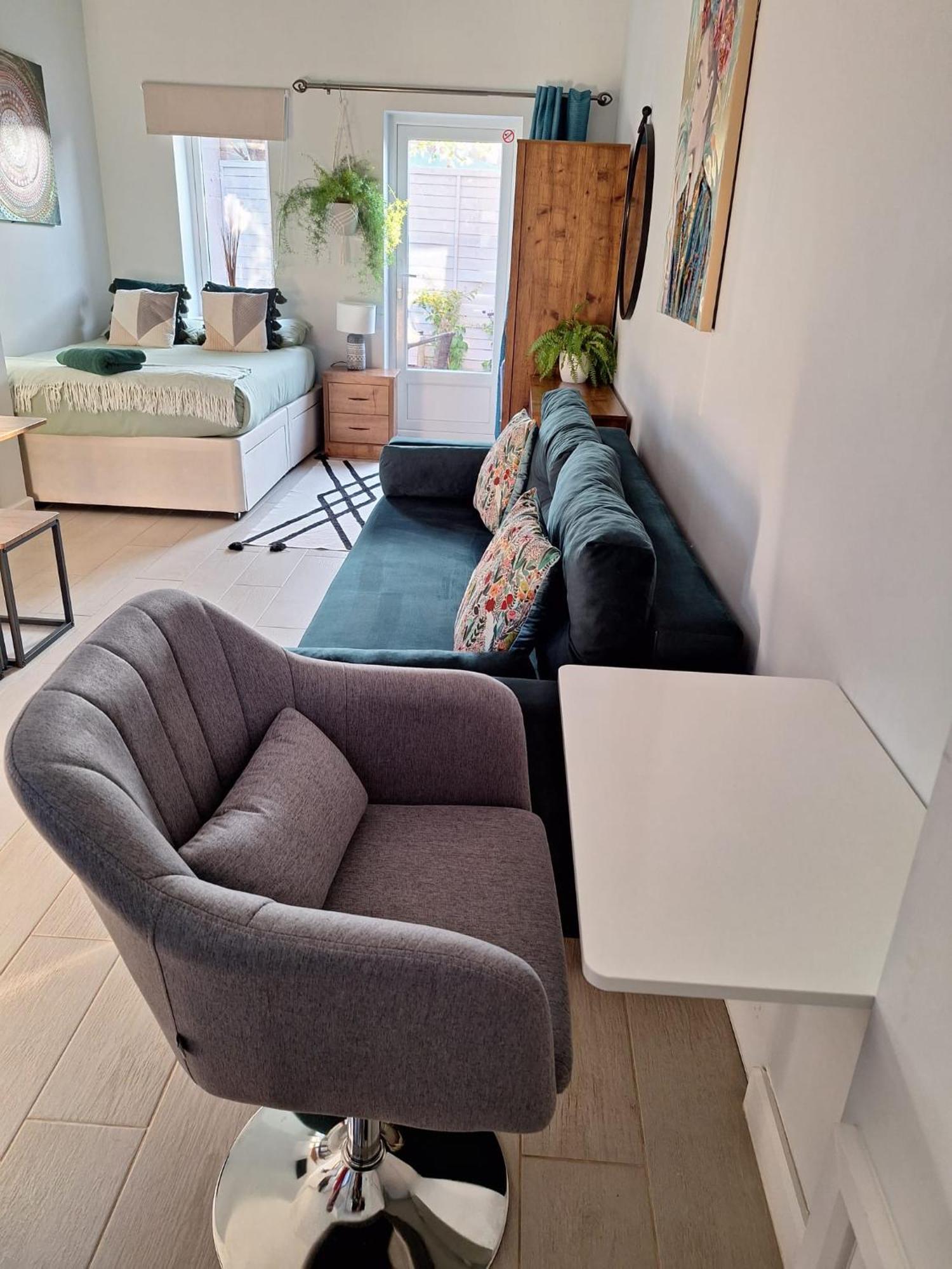New, Stylish Studio Flat With Private Patio And Free On-Street Parking Check Out At 11Am Bournemouth Buitenkant foto